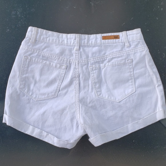 lei. Women's white shorts - Picture 3 of 4